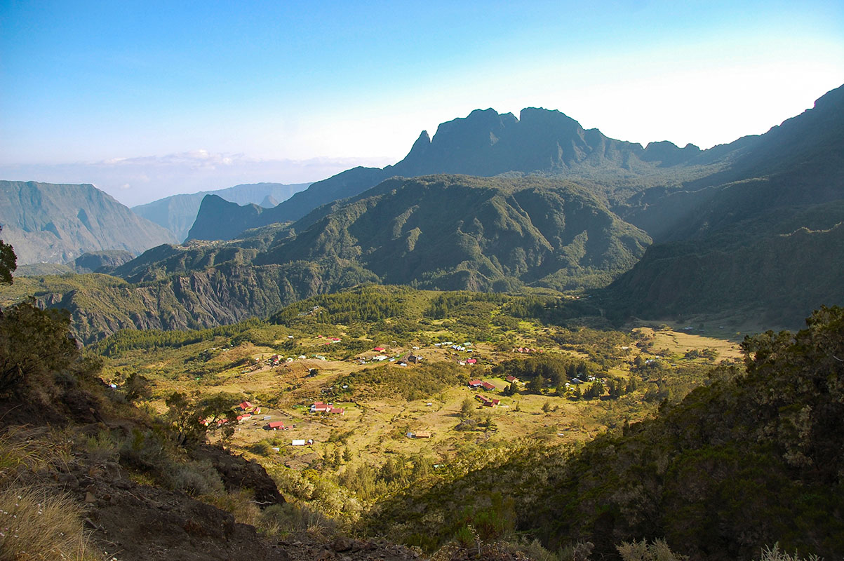 L'îlet de Marla et le cirque de Mafate vus du col de Taïbit à la Réunion