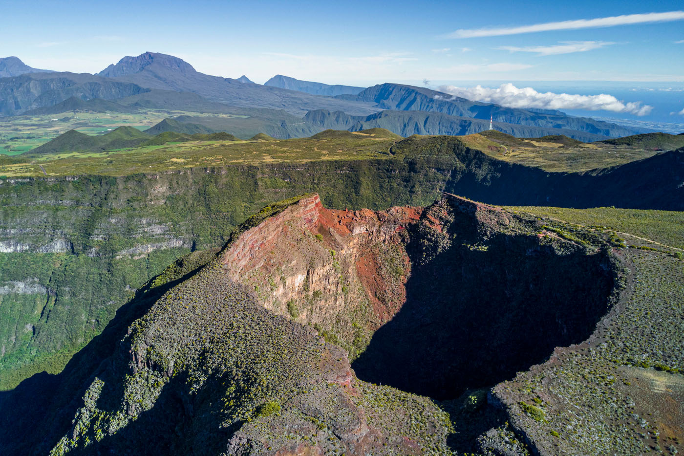 Le cratère Commerson au piton de la Fournaise et à l'arrière-plan, l'ancien volcan du piton des Neiges