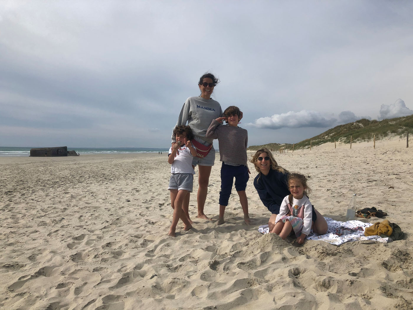 Marie de Mytraveldreams, ses kids et une amie, sur une plage en Bretagne