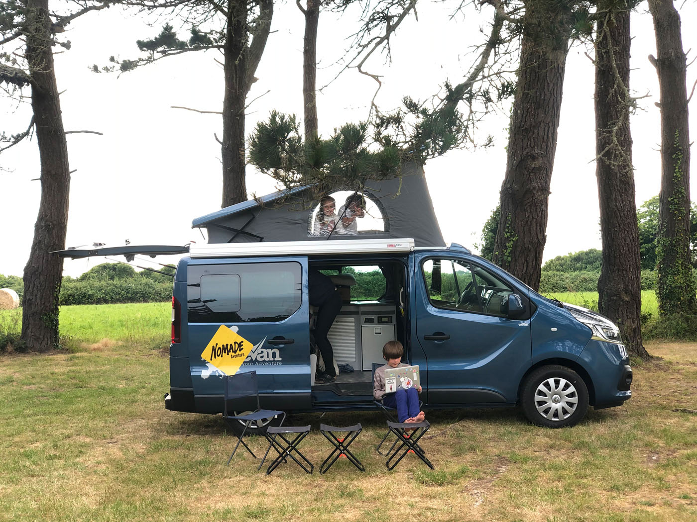 Camping sauvage dans un endroit sympa en Bretagne avec le minivan et Nomade Aventure