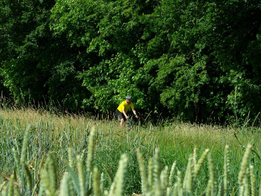 Stéphane Dugast à vélo sur les routes de France