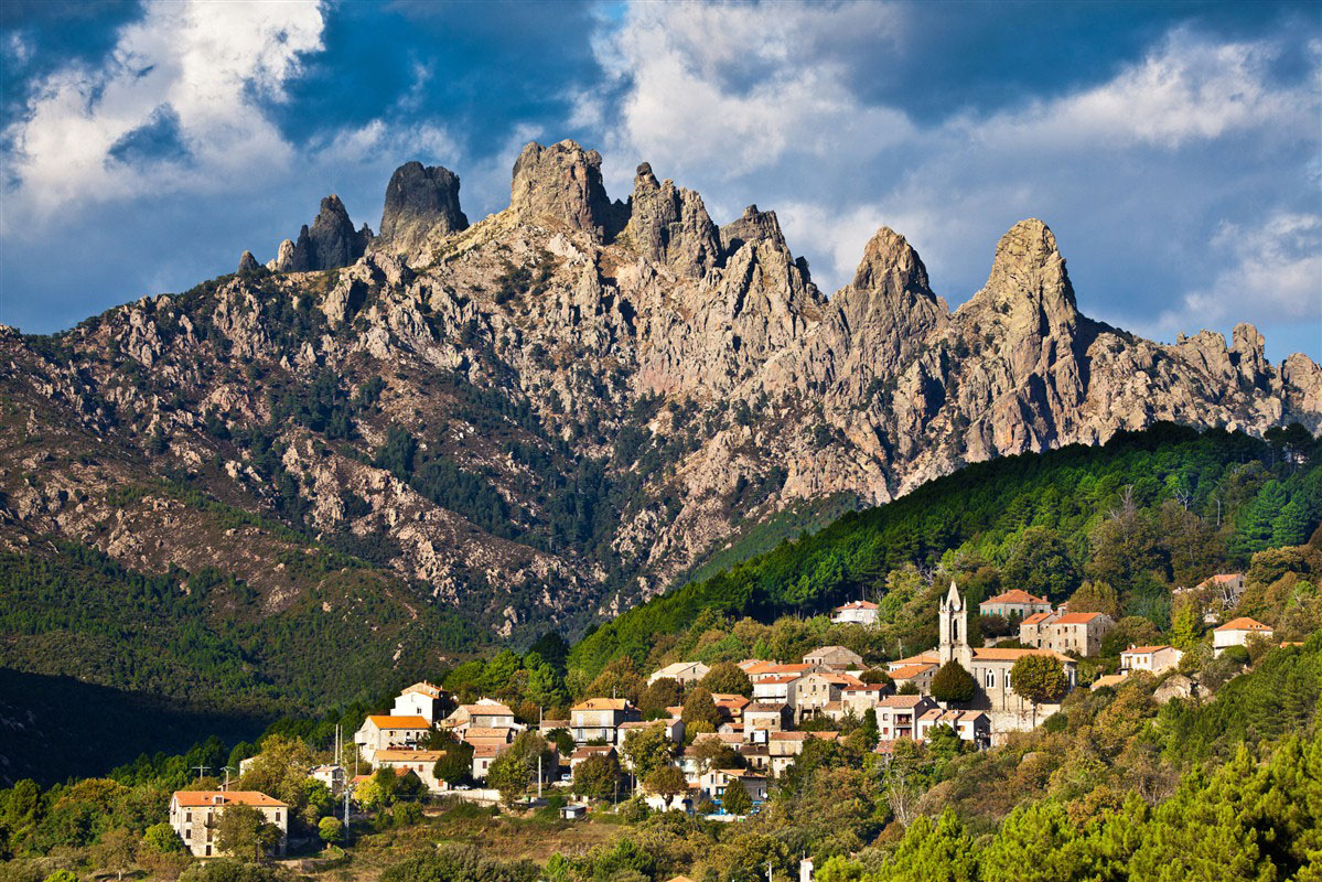 Le village de Zonza et les aiguilles de Bavella en Corse du Sud