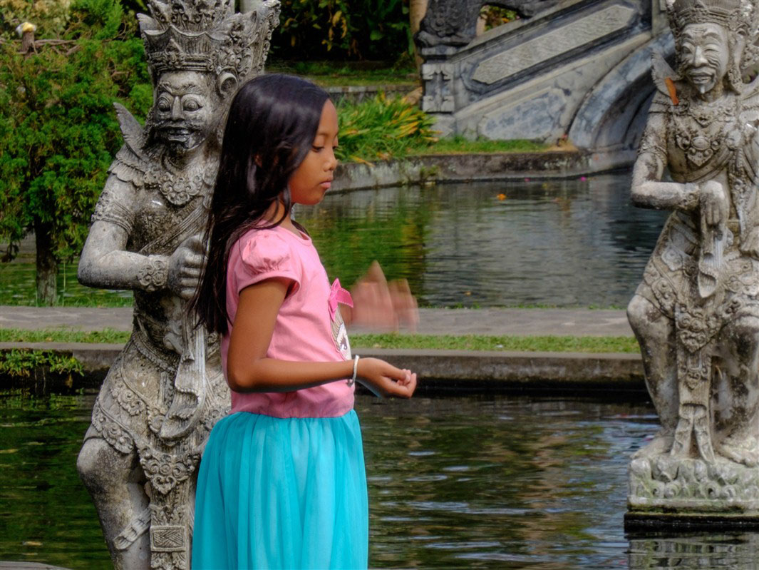 Petite fille au palais aquatique de Tirta Gangga à Bali en Indonésie