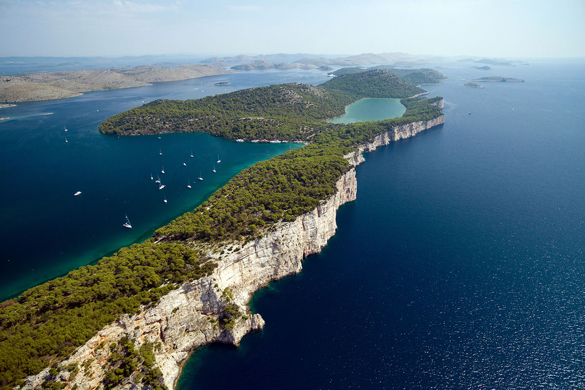 Parc naturel de Telašcica sur l'île de Dugi Otok et au loin l'archipel des Kornati en Croatie