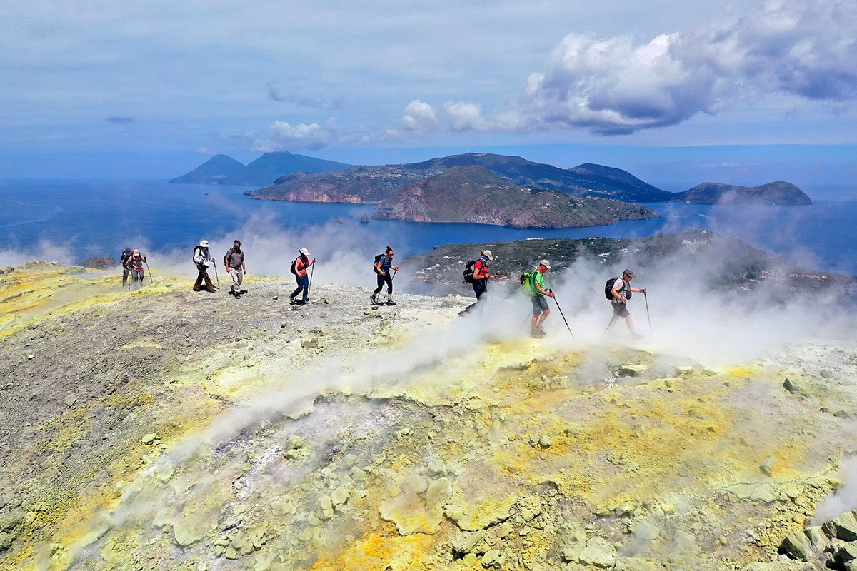 Sur le cratère du volcan della Fossa à Vulcano dans les îles Éoliennes