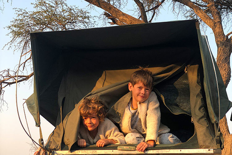 Enfants dans la tente sur le toit du 4x4 en Namibie
