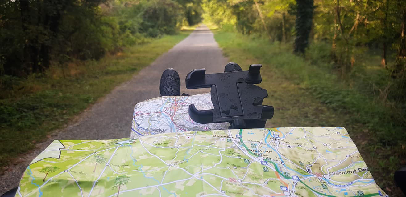  Traversée de la France à vélo - petite pause carte à l'ombre par Stéphane Dugast