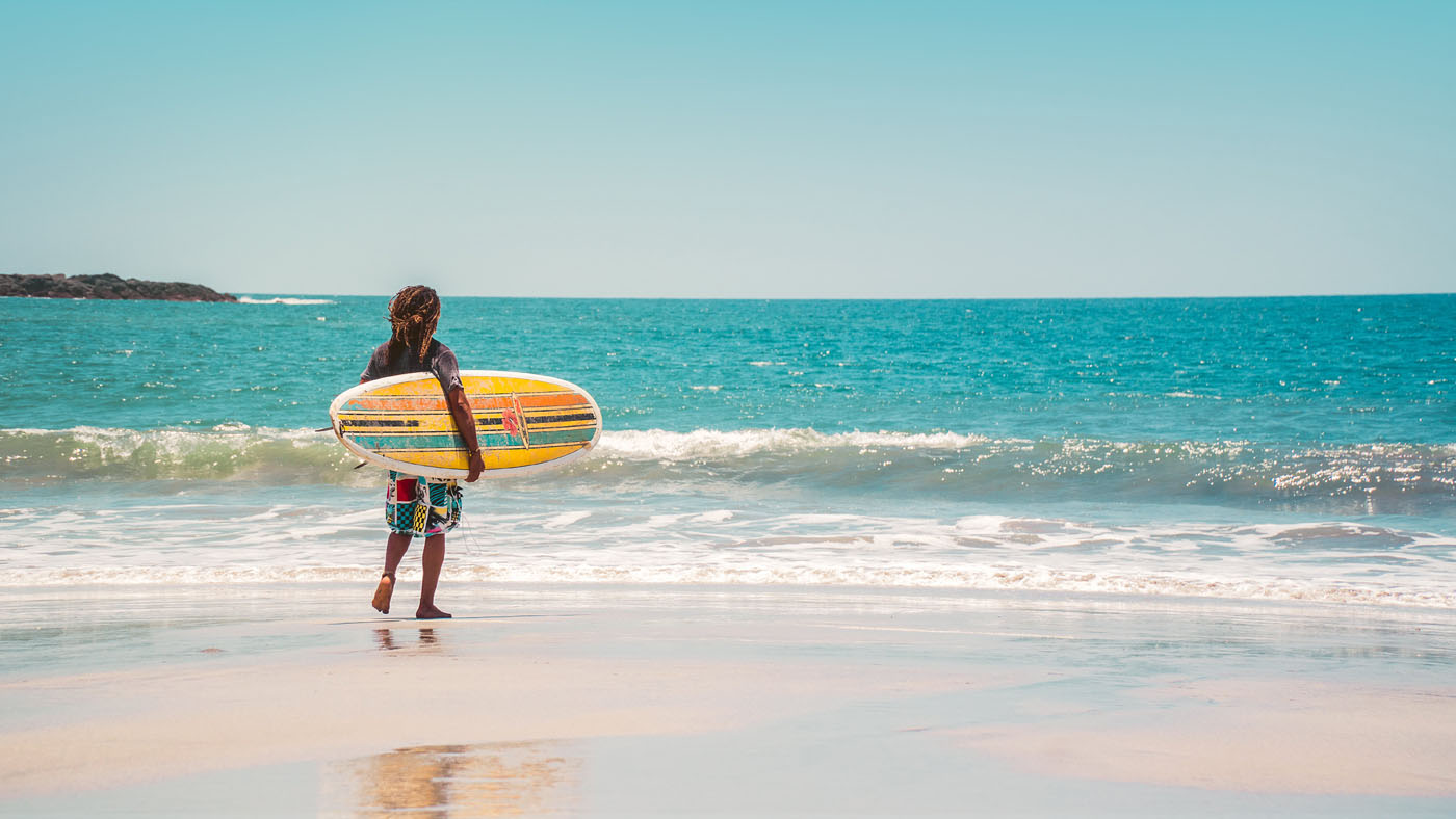 Surfeur à la playa Carillo au Guanacaste au Costa Rica