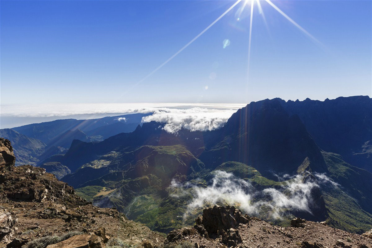 Vue sur le cirque de Mafate du Grand Bénare à La Réunion