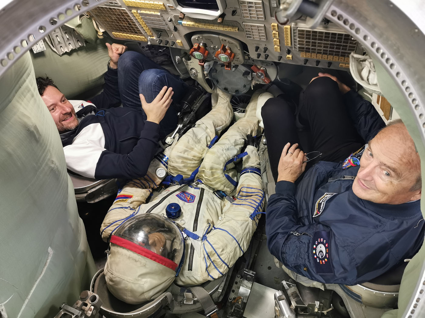 Jean-Pierre Haigneré et Fabrice del Taglia, à bord d'une capsule Soyouz, usine RKK Energia, octobre 2019 - Russie