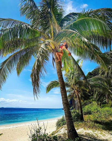 Candice de Koh Lanta en haut d'un cocotier aux Philippines