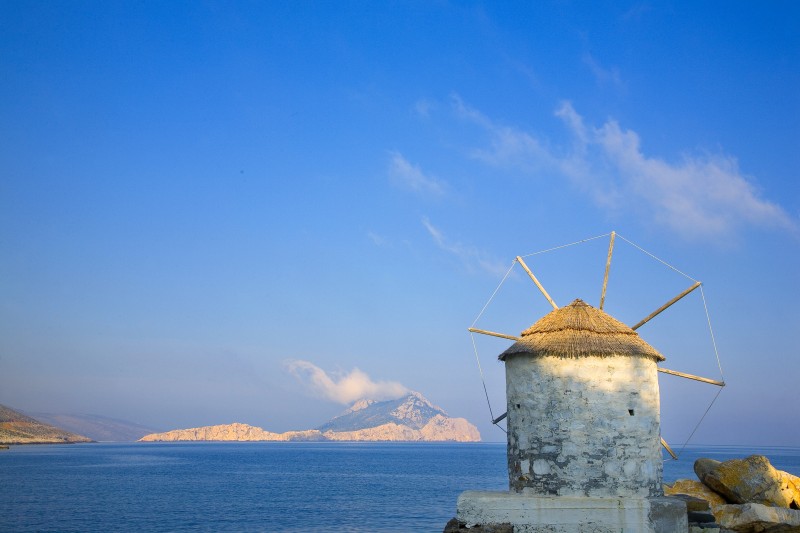 Moulin dans le port d'Egiali sur l'île d'Amorgos dans les Cyclades