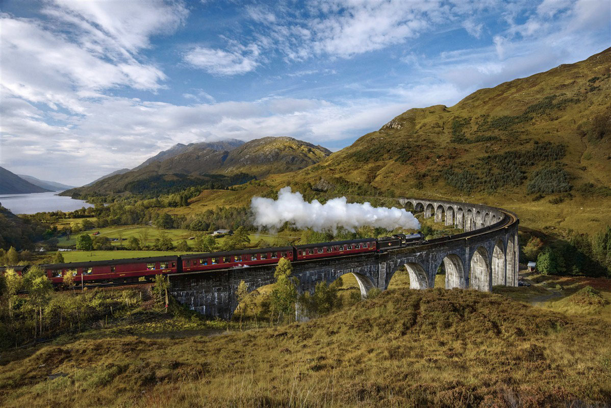 Le Jacobite Steam Train sur le viaduc de Glenfinnan en Écosse