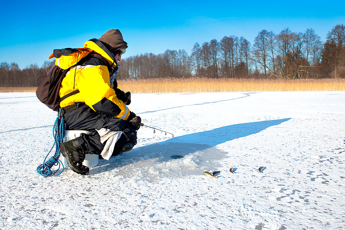 Pêche blanche sur un lac gelé au Canada