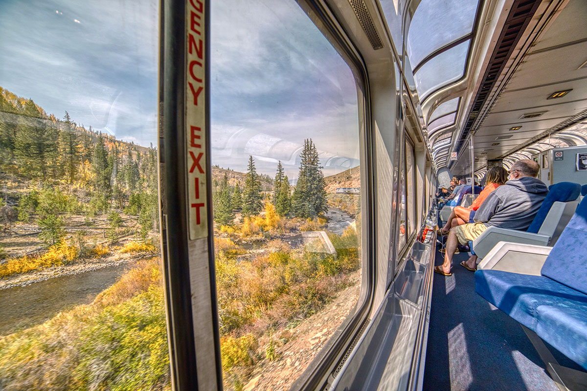Les passagers profitent des paysages du Colorado sur le California Zephyr