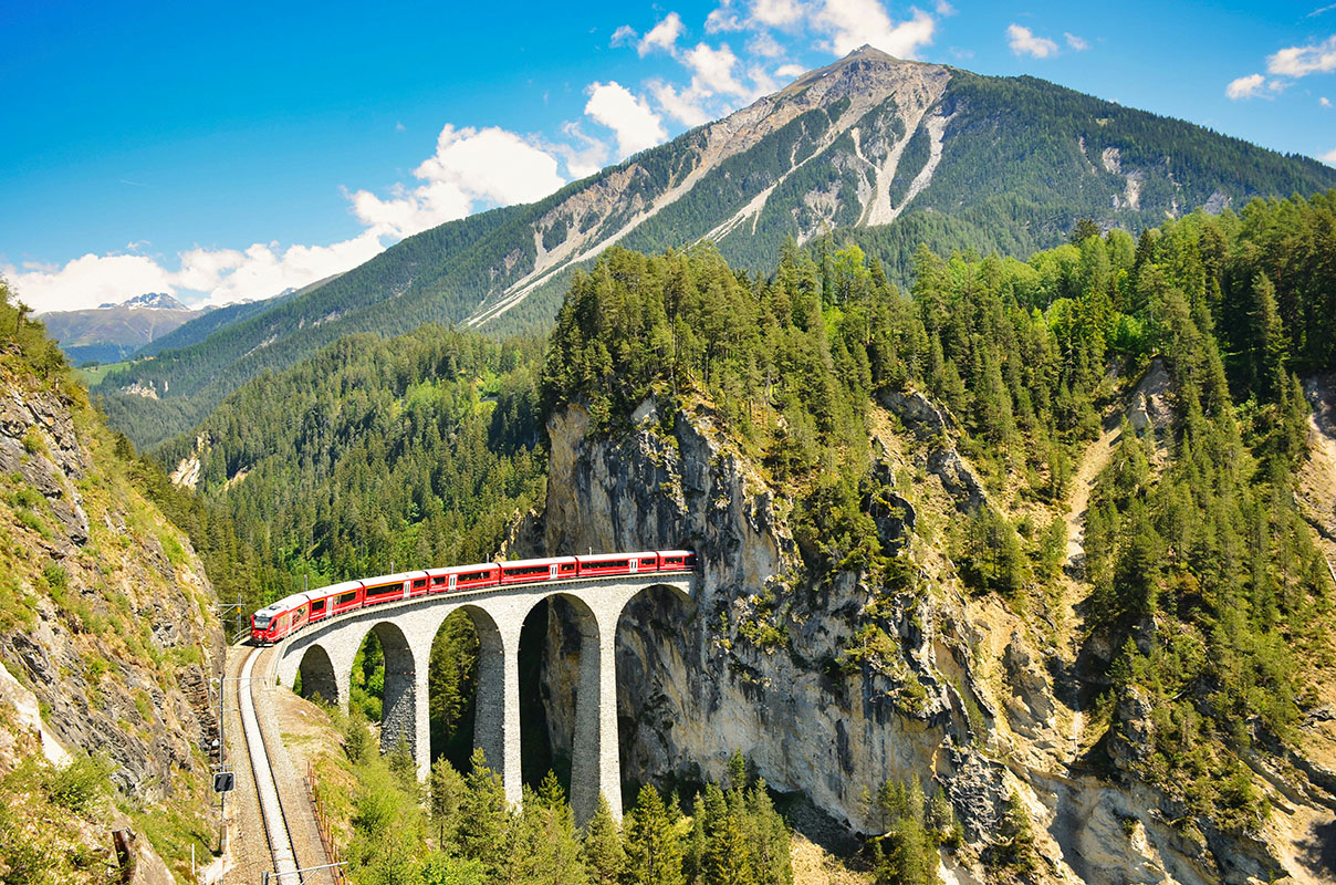 Le Glacier Express serpentant sur le viaduc de Landwasser pour l'un des plus beaux voyages en train