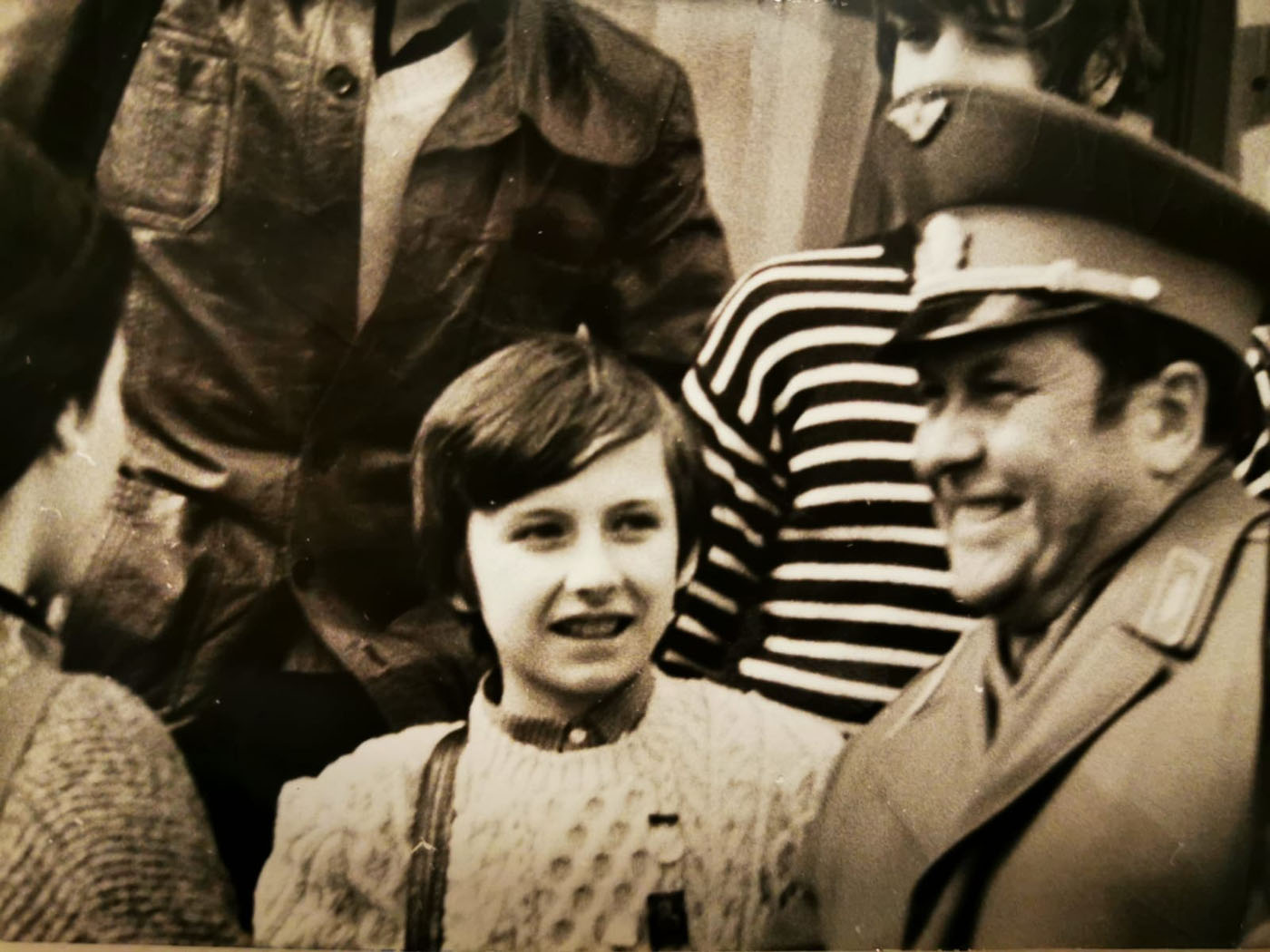 Fabrice enfant avec le cosmonaute Pavel Popovitch à la Cité des Étoiles lors du voyage remporté en URSS en avril 1980